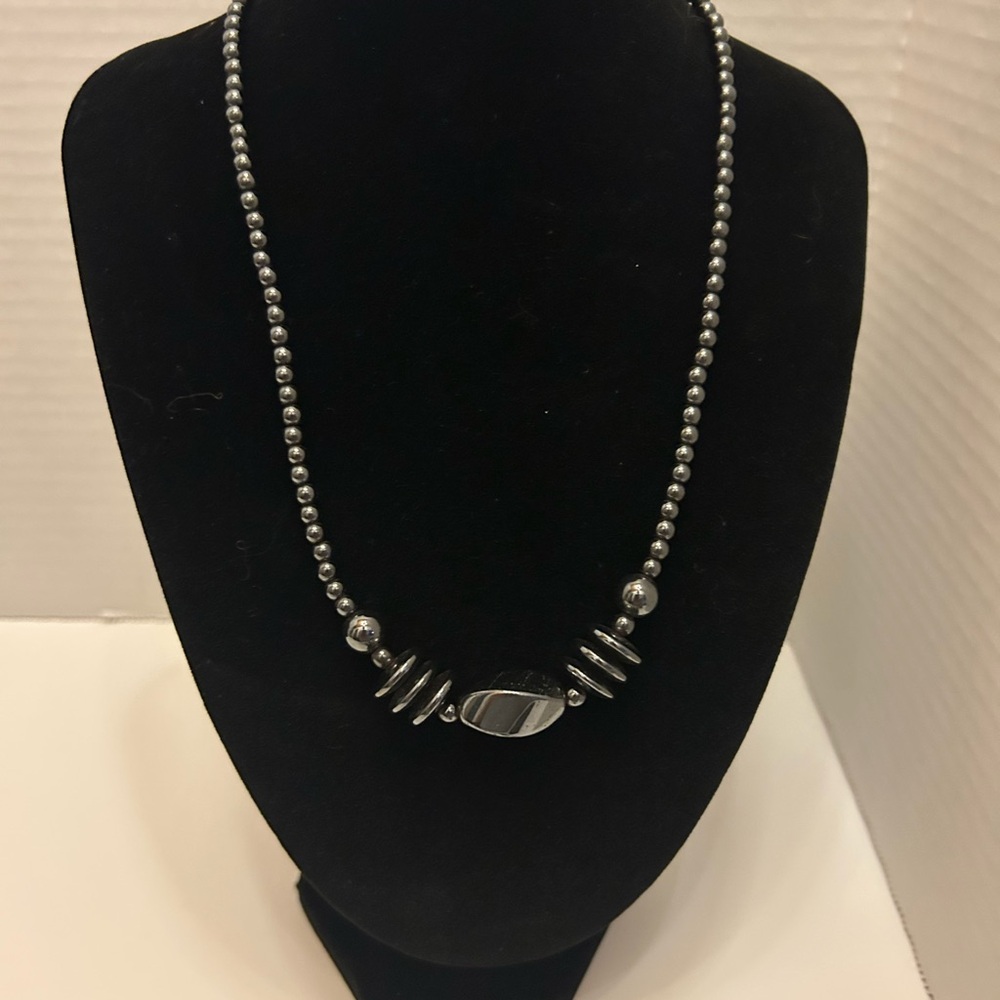 18.5” VTG Hematite? Black Reflective Beaded Necklace Barrel Clasp Gold Tone